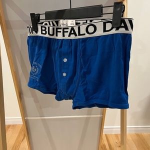Buffalo L boxer